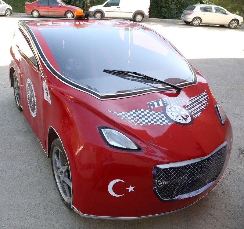 <p>Dünya yollarına 2020 yılından önce bir Türk markası otomobil kazandırma hedefiyle çalışmaların yürütüldüğü Türkiye'de, Atatürk Üniversitesi Mühendislik Fakültesi öğrencileri de bu çalışmalara "Atak" ve "Araba" kelimelerinin Türkçe okunuşundan türetilen "ATAKar" adını verdikleri elektrikli otomobillerle katıldı. </p>
