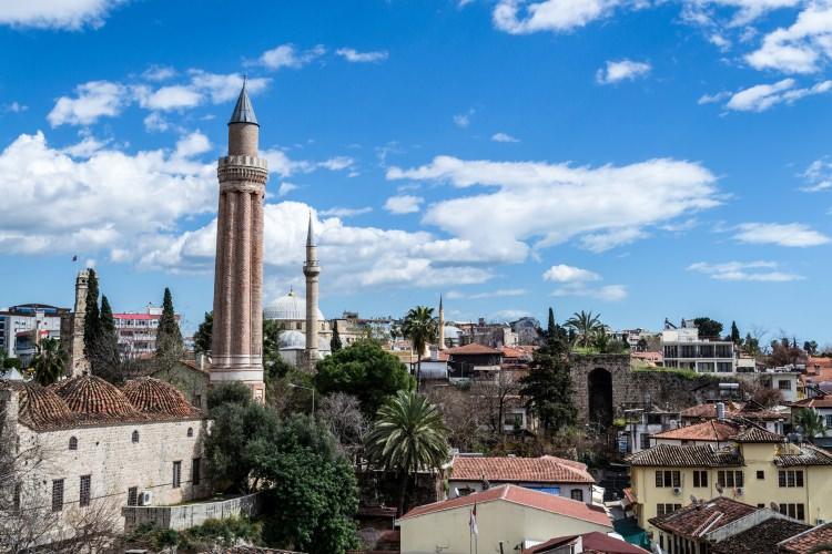 <p>9 - Yivli Minare Cami / Antalya 1230 yılında dönemin Anadolu Selçuklu hükümdarı olan 1. Alaaddin Keykubat tarafından yaptırılmıştır. Antalya'nın simgelerinden biri olarak gösterilen Yivli Minare Cami, Anadolu Türk mimarisinde eşi benzeri olmayan yivli minaresiyle ünlüdür. Camiyi özel kılan bir diğer unsur da Anadolu’daki çok kubbeli camiler arasında günümüze ulaşanlardan en eskidir.</p>
