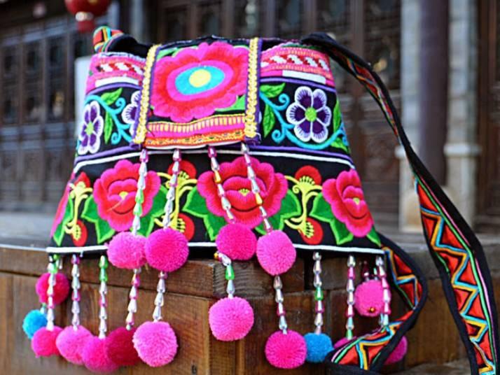 <p>İşte renkleri ve etnik desenleriyle sizi bambaşka bir havaya sokan çanta modelleri...</p>
