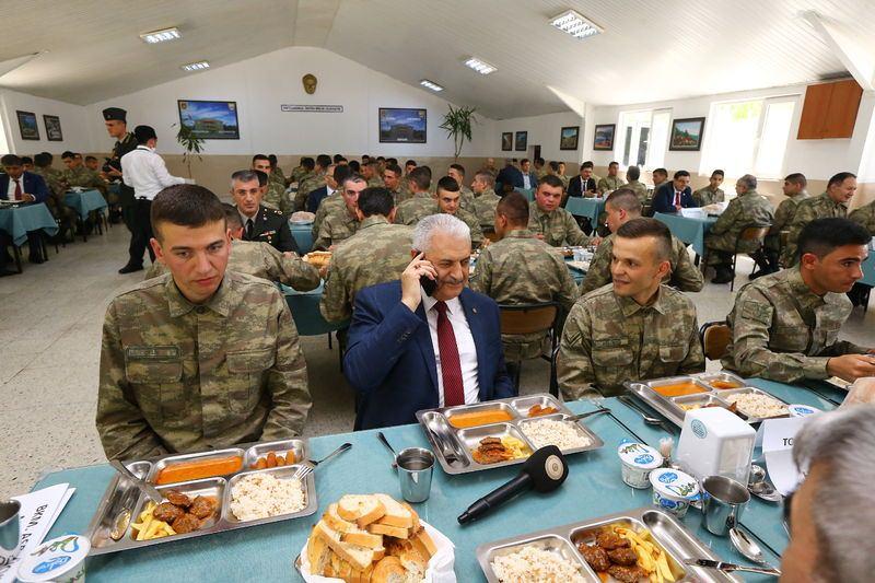 <p><strong>GÖKÇEK'TEN 'BİTANESİ' GÖNDERMESİ</strong></p>
<p>Ankara Belediye Başkanı Melih Gökçek’de, Binali Yıldırım ismini, açıklanmadan bir gün önce sosyal medyadan, "Hayırlı olsun Türkiye. Bitanesi geliyor… bitanesi geliyor" sözleriyle duyurdu.</p>