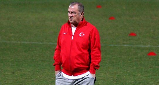 <p>İŞTE SÖZLEŞMEDEKİ O KRİTİK DETAY<br />
<br />
Sözleşme konusu, sözleşme süresi, ücret ve primler, Türkiye Futbol Direktörünün Görev ve Yükümlülükleri, Sair Hükümler, Fesih ve Tebligat Adresi şeklinde 7 maddeden oluşan sözleşmenin TFF yönetimi tarafından tek taraflı feshi konusunda ilgili madde (6.2) "İşbu sözleşme federasyon tarafından tek taraflı olarak feshedildiği takdirde, Türkiye futbol direktörünün fesih tarihine kadar hak edilmiş ücret ve sair haklarının yanı sıra, sözleşmenin geri kalan süresine (15.11.2018) ilişkin hak edilecek sabit ücret toplamı, ait olduğu ayın son gününde ve eşit taksitlerde, erken fesih tazminatı olarak Türkiye futbol direktörüne ödenir" diyor.</p>