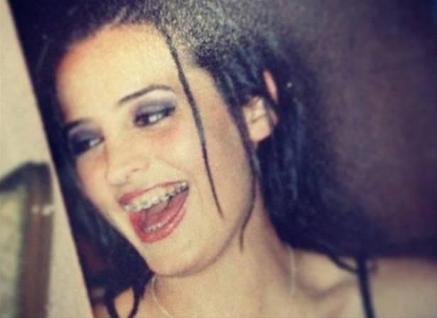 <p>İrem Sak<br />
<br />
"Liseli vardı ya ah o liseli, ağzı dişi telli, siyah elbiseli.. Tel taktığım yıllardan tek ama tek fotom :) o da habersiz çekildiği için :)) ha bu arada bu tipimde, lise mezuniyetindeki saç baş"</p>