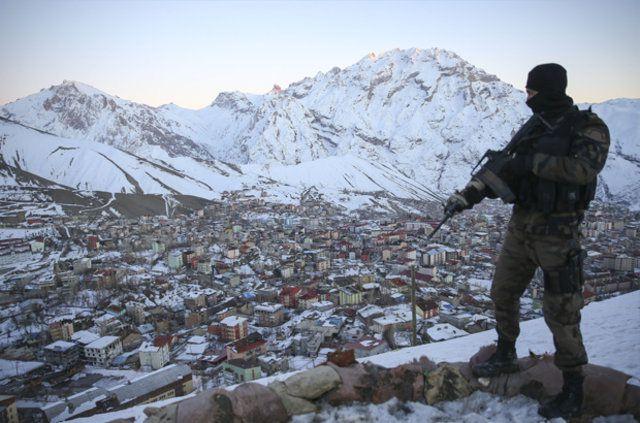<p>Zor koşullarda mücadele edebilen özel harekat polisleri, ihtiyaç duyulan bölgelere, "Shortland", "Ural", "Ejder" ve "Kirpi" gibi zırhlı araçlarla en kısa sürede ulaşıyor. (AA)</p>