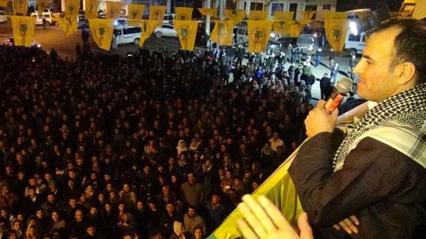 <p><strong>10-Faysal Sarıyıldız</strong></p>

<p>27 Ocak 2015 tarihinde Ceylanpınar’da bir evde yapılan aramalarda, çok sayıda el bombası, telsiz, uzun namlulu silah, tabanca ve mermi ele geçirilmiş, bu silahları, Faysal Sarıyıldız’ın  PKK’nın Suriye kanadı olan PYD/YPG’ye göndermek üzere iki şüpheliden aldığı adına kayıtlı aracıyla Ceylanpınar ilçesine geldiği ve bu şekilde terör örgütüne silah sağlama suçunu işlediği sabit olmuştur.</p>

<p> </p>

