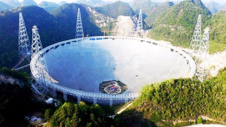 <p>"Tienyen" (Gök Gözü) adı verilen ve yapımı bir milyar 200 milyon yuana  (yaklaşık 180 milyon dolar) mal olan radyo teleskobun, uzaydaki yaşam bulgularını saptamak için çalışmalar yapacağı bildirildi.</p>
