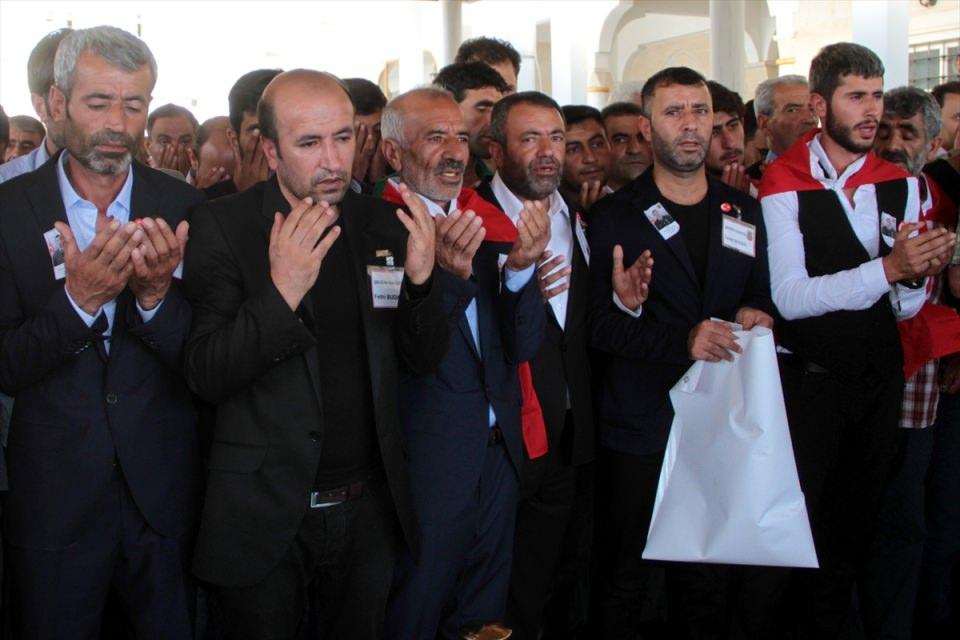 <p>Van'ın Çaldıran ilçesinin Tendürek Dağı bölgesinde şehit düşen Jandarma Uzman Onbaşı Süleyman Budak'ın cenazesi, memleketi Elazığ'da son yoluculuğuna uğurlandı. Şehidin naaşı İzzetpaşa Camisi'nde kılınan cenaze namazının ardından Salkaya köyüne bağlı Yılangeçiren mezrasında toprağa verildi. Şehit babası Veysel Budak (solda) ve kardeşleri tören boyunca büyük üzüntü yaşadı.</p>