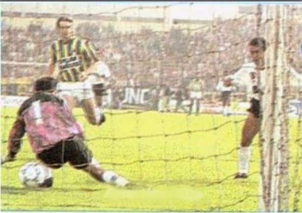 <p>“Top çizgiyi geçti mi?” 1991 yılının Kasım ayı... Son dakikaya 2-1 önde giren Fenerbahçe kalesine sol kanattan dalan Şifo Mehmet’in yaptığı vuruşta herkesin gözü hakem Ahmet Çakar’da. Çakar, yardımcısının kararına uyuyor ve derbinin sonucunu belirliyor</p>
