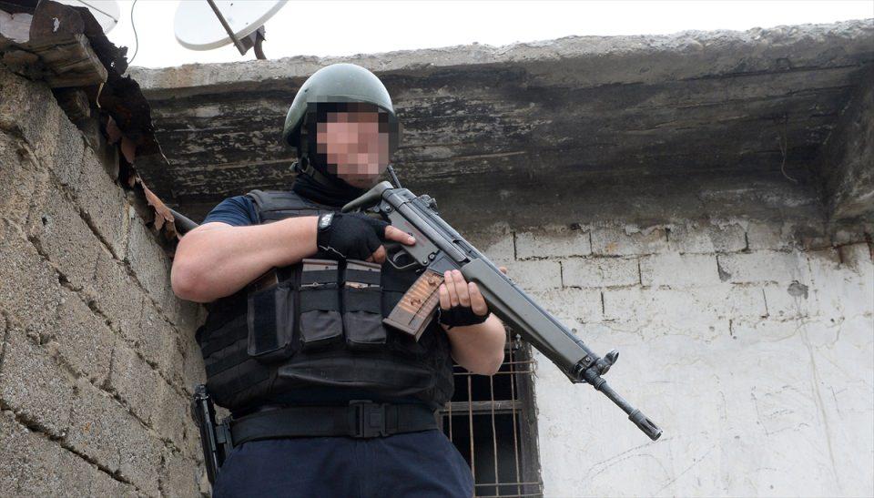 <p>Operasyonların tamamlandığı mahallelerdeki 3 bin 933 evde arama yapılırken, tuzaklanan patlayıcılara yönelik arama tarama çalışmaları sürüyor. (AA)</p>
<p> </p>