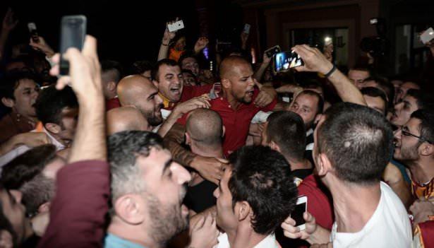 <p>Sosyal medyada organize olduktan sonra Melo'nun Büyükçekmece'de evinin bulunduğu sitenin önünde toplanan yaklaşık 200 kişilik sarı-kırmızılı taraftar, Brezilyalı oyuncuyu beklemeye başladı.</p>
<p> </p>