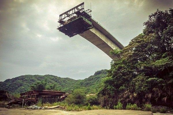 <p>Engebeli bir orman yolundan geçerek birkaç kilometre yakınına gelinen viyadüğe ulaşmak için daha sonra yürümek geriyor.</p>
