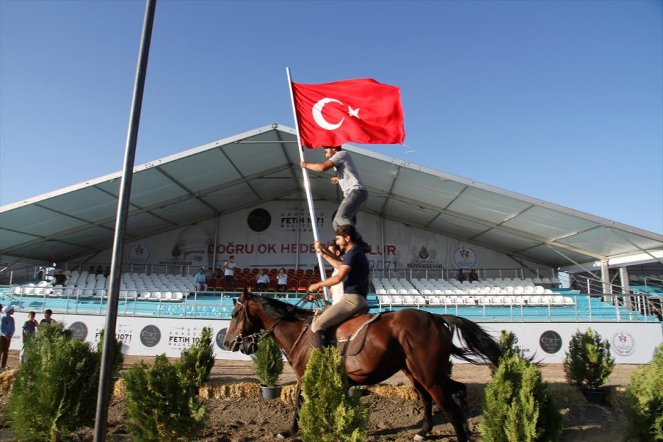 <p>"Atalarımızın yaktığı ateşi gelecek nesillere aktarmak bizim boynumuzun borcu." diyen Suluoğlu, Türkiye'nin her yerinden sporcuların bu amaçla ilçeye geldiğini anlattı. </p>
