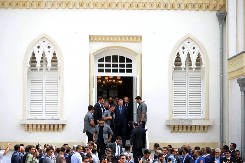 <p>Cumhurbaşkanı Recep Tayyip Erdoğan, Vakıflar Genel Müdürlüğü'nce restorasyonu tamamlanan Yıldız Hamidiye Camisi'nde kıldığı cuma namazının ardından vatandaşları selamladı.</p>

<p> </p>
