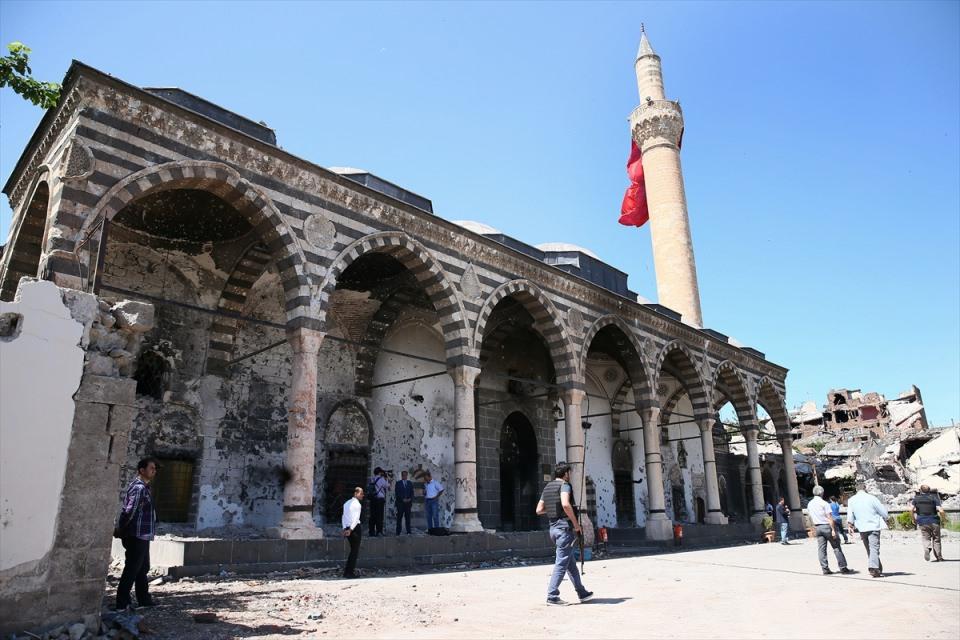 <p>Diyarbakır Vakıflar Bölge Müdürü Metin Evsen, Sur ilçesinde PKK'lı teröristlerce ateşe verilen tarihi Kurşunlu Cami'nin, restorasyon çalışmalarının ardından 2017 yılı sonunda hizmete açılacağını bildirdi.</p>
