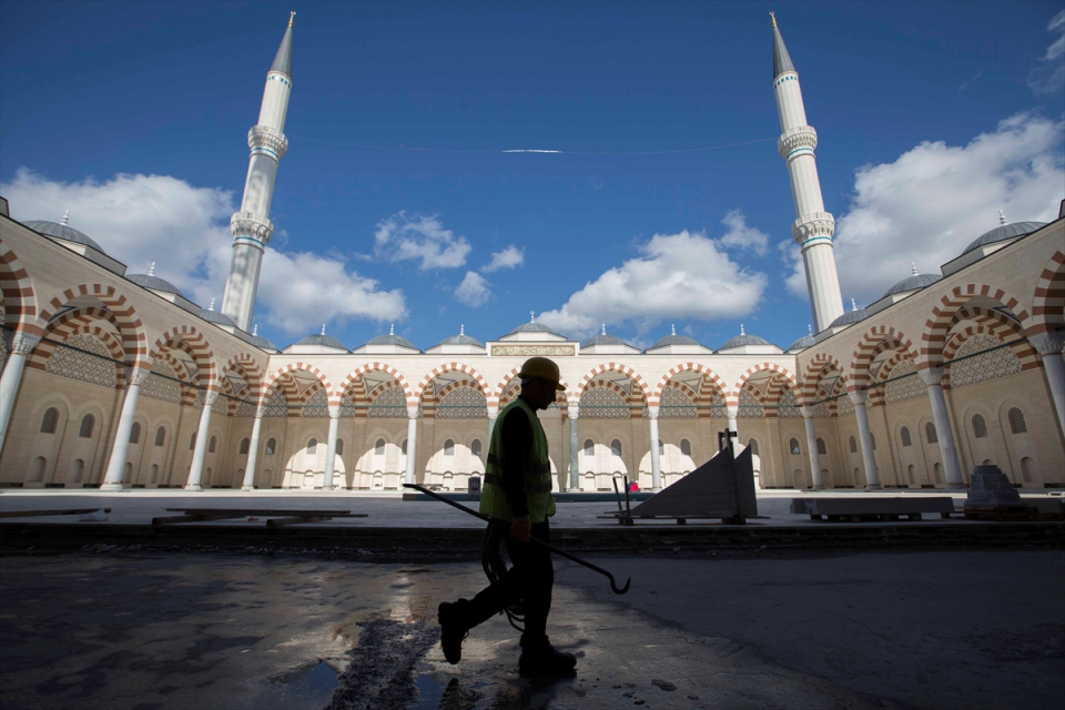 <p>Külünk, sosyal donatı alanları olan müze, kütüphane, sanat galerisi bölümleriyle ilgili proje çalışmalarının bittiğini, imalatlarının</p>