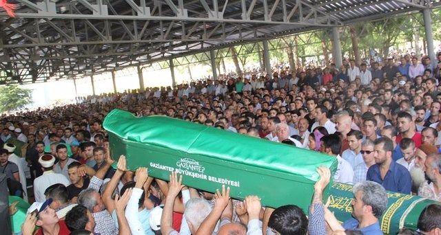 <p>HDP Gaziantep Milletvekili Mahmut Toğrul, saldırıyla ilgili “Resmi olmayan kaynaklardan bize anlatılan şu; 63 (Şanlıurfa) plakalı bir araç geliyor. İçerisinde 3 kişi var. 3 kişiden 12-14 yaş arasında olduğu tahmin edilen bir çocuk arabadan inip kitlenin arasına girerek kendisini patlatıyor. Biz dünden beri yetkililerle konuşuyoruz. Bu işin kesin adresi IŞİD olarak ortak kanaat ortaya çıkıyor” ifadesini kullandı.</p>

<p> </p>
