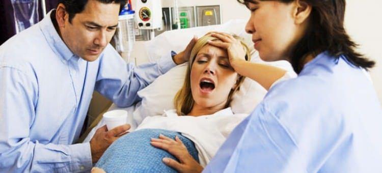<p>Normal doğum yapan annelerde risk taşıyan bir durum yoksa 24 saat içinde hastaneden taburcu edilebilir. Doğumdan sonraki ilk 6 hafta <strong>lohusa dönemi</strong> olarak adlandırılır.</p>
