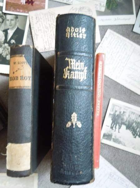 <p>Adolf Hitler'in Mein Kampf adlı kitabının orijinal bir kopyasını buldu. 1920'lerde hapishanesinde geçirdiği otobiyografik bir manifesto olan kitap, gelecek Almanya'ya yönelik ideolojileri ve planları hakkında. Kitap o kadar da nadir görülmese de, bu 1943 yılında basılan orijinal bir kopyaydı.</p>