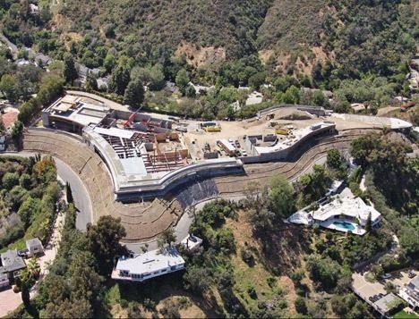 <p>ABD'NİN  EN  PAHALI  KONUTU  İSE CALIFORNIA'DA İNŞA EDİLİYOR<br />
<br />
ABD'de ismi açıklanmayan bir film yapımcısı ülke tarihinin en büyük malikanesini inşa ettiriyor. Ünlü yapımcının amacı ise tamamlandıktan sonra bu malikaneyi 500 milyon dolara satışa çıkarmak... <br />
<br />
İşte tamamlandığında ABD tarihinin en büyük malikanesi olacak projenin ilk görselleri herkesi büyüleyen özellikleri...  <br />
 </p>
