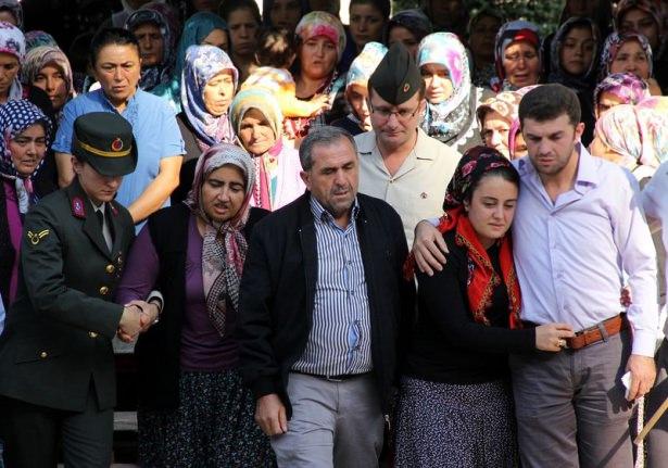 <p>Elazığ'ın Kovancılar ilçesinde askerleri taşıyan servis aracının devrilmesi sonucu şehit olan Jandarma Uzman Çavuş Selahattin İlhan'ın (27) cenazesi, Adana'da toprağa verildi.</p>

<p> </p>
