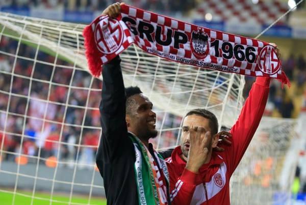 <p>Kırmızı-Beyazlı takımla sezon başında 3 milyon Euro’ya anlaşan Eto’o, bu rakamın tamamını peşin olarak almıştı. Antalyaspor’un tecrübeli forvete şu an hiç borcu yok. Alacağı olmamasına rağmen takımı için adeta savaşan Eto’o’nun bu ekstraya ulaşması yönetimin gözünü korkutmuyor.</p>
<p> </p>
