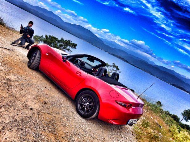 <p><span style="color:rgb(178, 34, 34)"><strong>MAZDA MX-5 MOTOR ÖZELLİKLERİ VE YAKIT TÜKETİMİ VERİLERİ</strong></span></p>
<p>Silindir Hacmi / 1496 cc<br />
Beygir Gücü / 131 HP<br />
Maksimum Tork / 150nm<br />
Maksimum Hız / 204 km/s<br />
0-100 Km Hızlanma / 8.3 sn<br />
Vites Tipi / 6 İleri Düz<br />
Yakıt Türü / Benzin</p>