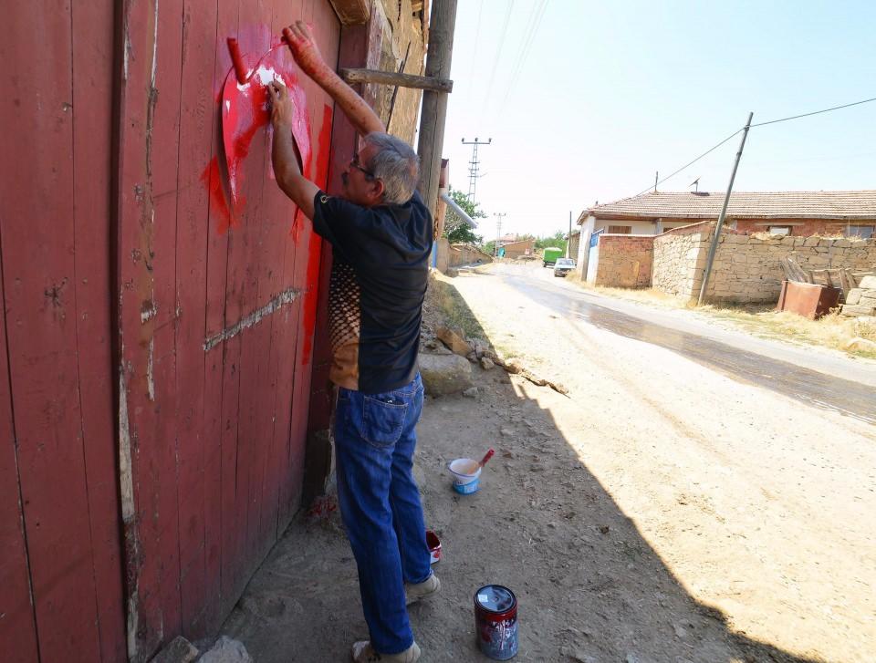 <p>Seferberlik ve Kurtuluş Savaşı'nda şehit olup, dönmeyen 22, terörle mücadelede şehit olan 2 Mehmetçiğin yakınlarının da oturdğu Yozgat'ın 80 haneli İnceçayır Köyü'nde son 1 ayda 41 evin duvarı veya kapısına boya ile Türk Bayrağı yapıldı. Kalan konutların sahiplerinin talepleri doğrultusunda, kapı veya duvarlarına Türk Bayrağı yapılacağı belirtildi.</p>