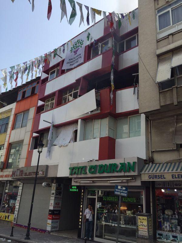 <p>Adana ve Mersin HDP il teşkilat binalarında patlama meydana geldi. İlk bilgilere göre yaralılar var.</p>

<p> </p>
