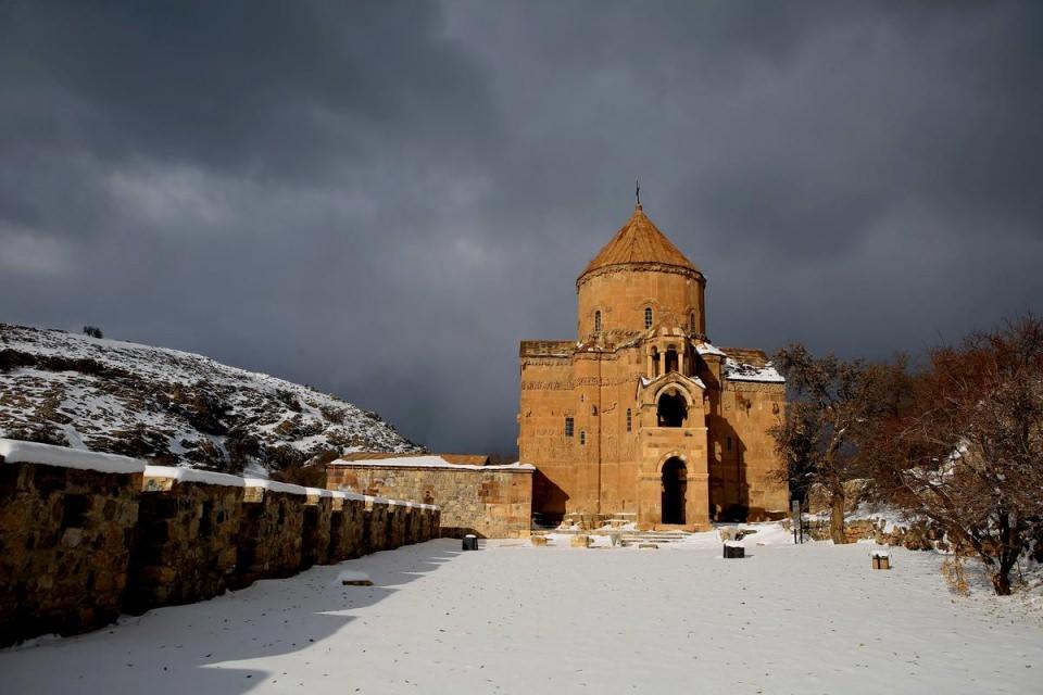 <p>Türkiye'nin en büyük gölü olan Van Gölü'ndeki Akdamar Adası, kilisesi ve doğal yapısı nedeniyle bölgenin en önemli turizm değerleri arasında yer alıyor. </p>