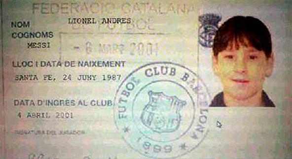 <p>Altı ay sonra Messi'nin babası Jorge başkan Gaspart'a bir mektup yazdı. Baba Messi, mektubunda, kulüpten kendisine ödeme yapılmadığını ve aile olarak durumlarının çok kötü olduğunu belirtiyordu. O yaz Messi'nin annesi ve üç kardeşi Arjantin'e dönmek zorunda kaldı. Ama beklediği teklif Aralık 2001'de geldi. Sabreden Messi, yeni sözleşme imzalayıp, muradına ermişti.</p>
<p> </p>