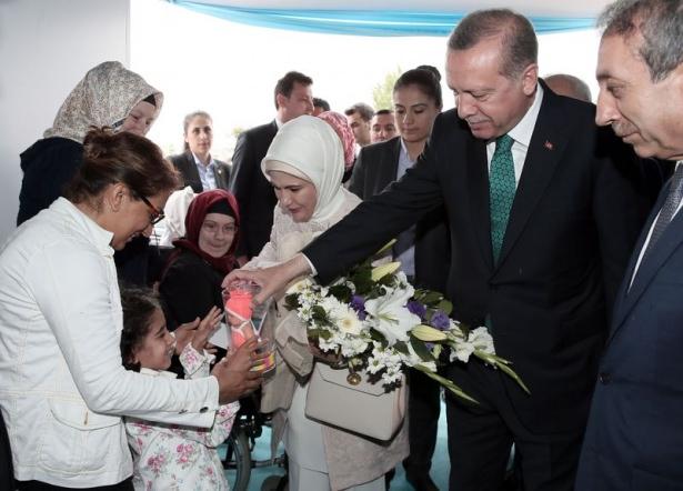 <p>Terapi gören çocukların at üzerinde hocalarının talimatlarını başarılı şekilde yerine getirmesi üzerine Cumhurbaşkanı Erdoğan ve eşi Emine Erdoğan alkışlayarak çocuklara destek verdi.</p>
