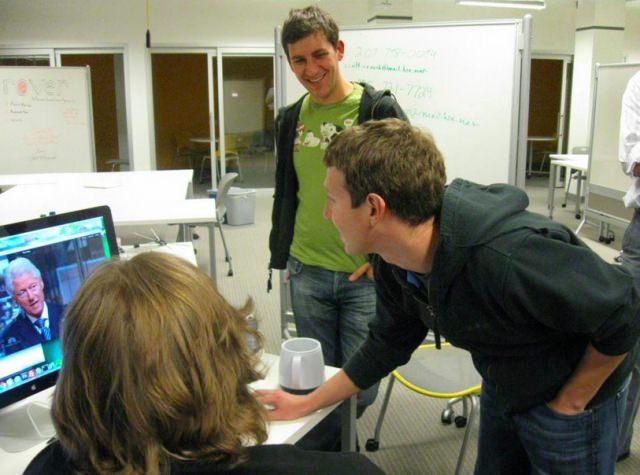 <p>Facebook'ta mühendis olarak çalışmasının yanı sıra Zuckerberg ile arkadaşlar arasında dosya paylaşım projesi olan fakat hayata geçmeyen Wirehog üzerine de mesai harcadılar.</p>

<p> </p>
