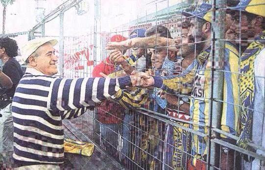 <p>Sakıp Sabancı,Fenerbahçeli taraftarları selamlıyor (1996)</p>