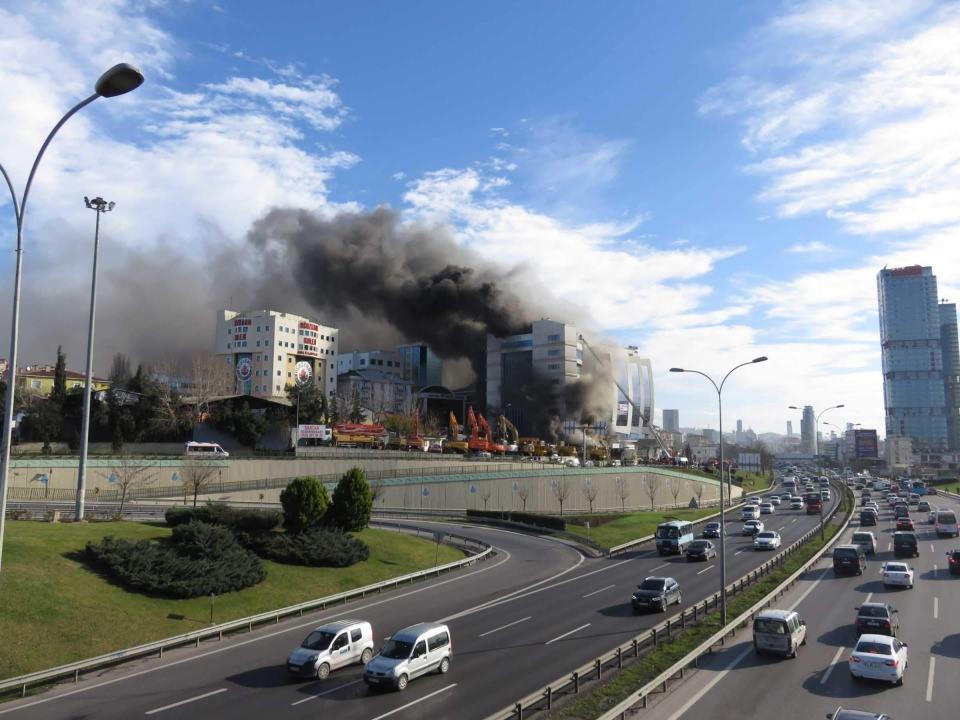 <p>Maltepe'de içerisinde çok sayıda insan olan bir otel inşaatında yangın çıktı.</p>

<p> </p>
