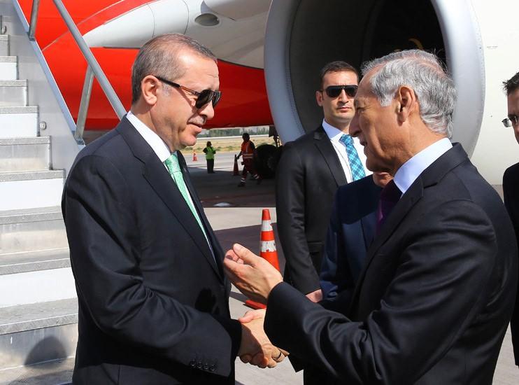 <p>Cumhurbaşkanı Erdoğan'ı, başkent Santiago Arturo Merino Benitez Uluslararası Havaalanı’nda Şili Dışişleri Bakanı Heraldo Munoz ve Türkiye'nin Santiago Büyükelçisi Naciye Gökçen Kaya karşıladı.</p>

<p> </p>
