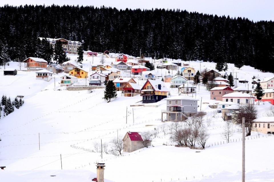 <p>Bizim Kulakkaya Yaylamız 3 yerden ulaşıma açık Batlama, Dereli ve Erimez yolundan. İnsanlar günü birlik gidip gelebiliyor. Otelimizde konaklama imkanı var, restoranlarımız açık. Günübirlik gelip gidenler çok rahat bir şekilde yaylayı yaşayabiliyor. İnşallah pansiyonlarımız ve diğer alanlarımız da olunca buralarında Uzungöl ve Ayder’den daha cazip olacak" şeklinde konuştu.</p>