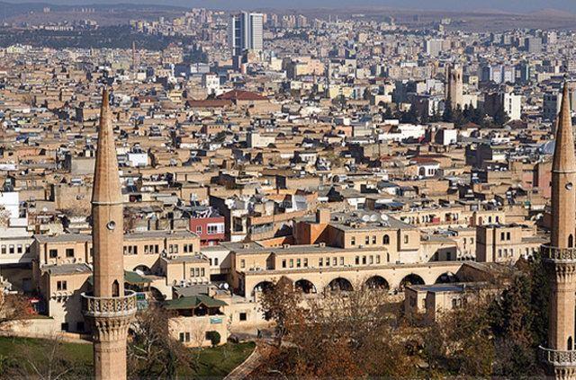 <p><strong>Şanlıurfa</strong></p>
<p>2015 nüfusu: 1.892.320 kişi.</p>
<p>2016 nüfusu: 1.940.627 kişi.</p>
<p>Değişim(%): 2,55</p>