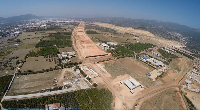 <p>Toplamda 3 bin 210 metre uzunluğundaki Belkahve Tüneli’nde kazı çalışmaları tamamlanırken, bir süre önce nihai kaplama betonu atılmaya başlandı. 2 bin 238 metre uzunluğundaki Bornova Viyadüğü’nün 114 ayağının yapımı tamamlandı, tabliyeleri yerleştirilmeye başlandı. Otoyol güzergahında bulunan Kemalpaşa Bağlantı Yolu’nun ise kısa süre sonra açılmasının planlandığı bildirildi.</p>
<p> </p>