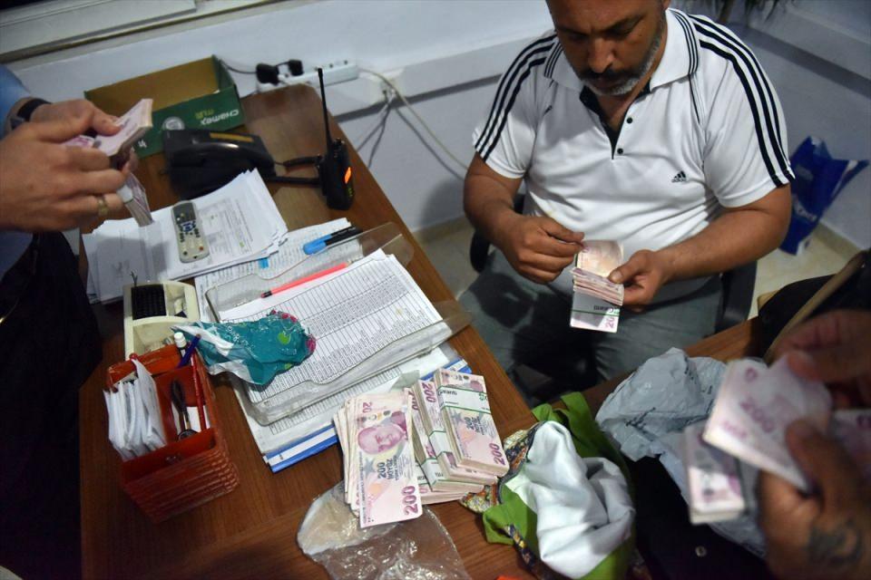 <p>Mersin'de yaşlı kadının, engelli oğluyla bindiği belediye otobüsünde unuttuğu çantadan 170 bin 320 lira para ile 50 bin lira değerinde ziynet eşyası çıktı.</p>
