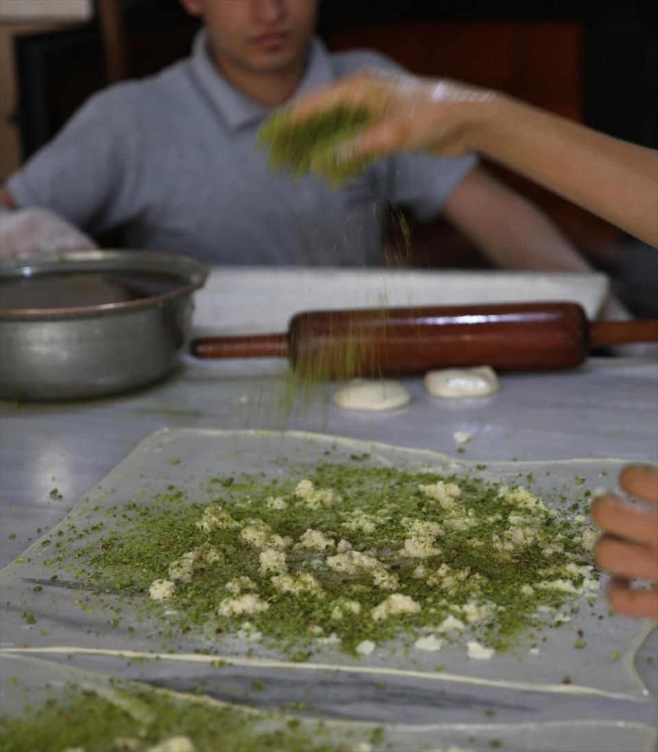 <p>Gaziantep geleneği olarak gelin ve damadın, düğünden sonraki ilk kahvaltısında sofrayı süsleyen katmer, kenti ziyaret eden yerli ve yabancı turistlerin de en çok beğendiği tatlılar arasında yer alıyor. </p>
