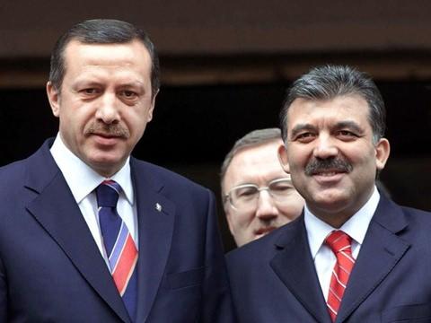 <p>Bu süreçte laiklik tartışmaları, siyasette askerin rolü gibi konular, partinin özellikle ilk döneminde sık sık gündeme geldi; AK Parti bu konularda yoğun biçimde eleştirildi.</p>
<p> </p>