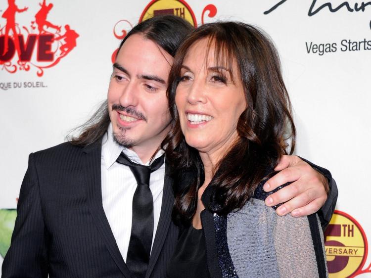 <p><strong>Olivia and Dhani Harrison</strong></p>

<p>210 milyon sterlin</p>
