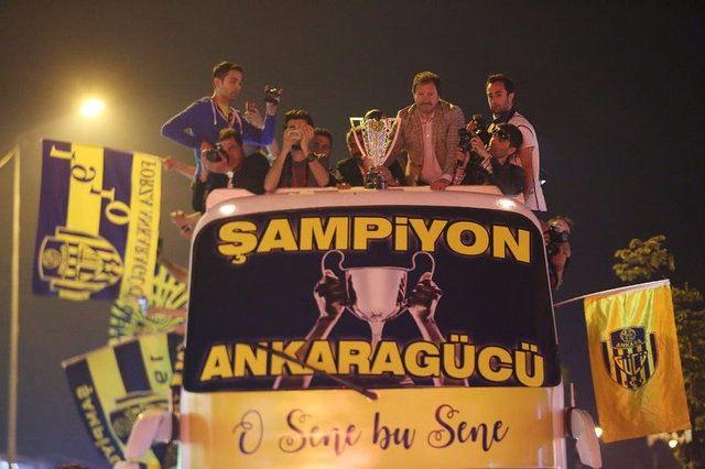 <p>Tandoğan Meydanı'nda binlerce taraftar Başkan Mehmet Yiğiner'e, futbolcular ve Teknik Direktör İsmet Taşdemir'e çok büyük sevgi gösterisinde bulundu. Takımın gelmesiyle Tandoğan Meydanı, bayram yerine döndü.</p>