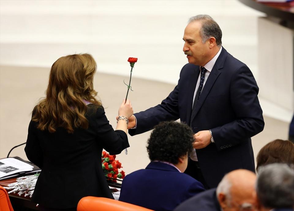 <p>"8 Mart Dünya Kadınlar Günü'nün, bütün zorluklarına rağmen mücadele eden, direnen ve kazanan, henüz kazanamamış olsa dahi gün gelecek tüm haklarını elde etmiş kadınların günü olmasını diliyorum.</p>
<p> </p>