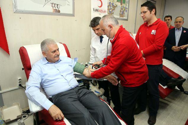 <p>Konuşmaların ardından Başbakan Binali Yıldırım, 'Darbe gecesi çok işimize yaradı' diyerek akıllı telefon üzerinden diğer kan bağışı noktalarıyla canlı bağlantı yaptı. Başbakan Yıldırım bağışçı bir vatandaşın ' Kanımız ülke için feda olsun' sözlerine, 'Ondan endişemiz yok. Elhamdülillah öyle bir Milletimiz varki, başka birşeye ihtiyacımız yok. Öyle birşey olduktan sonra, bu ülkede havada, karada, denizde ölüm yok. Hiç kimse de bu ülke üzerinde hesap yapamaz. Yaptıkları hesaplar da yerle bir olur' karşılığını verir.</p>
