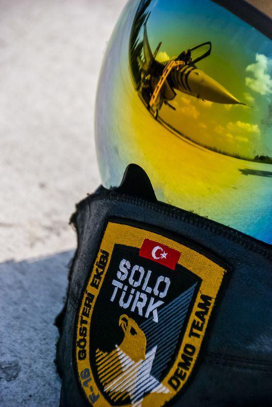 <p>'Solotürk kalkışı'nda, 3 metrede iniş takımlarını toplayıp 10 metrede terse geçiyoruz. Terse geçtikten sonra tırmanıyoruz. Bunu sadece biz yapıyoruz." Uçağın kendi ekseni etrafında dönerek gitmesi hareketine "tono" denildiğini bildiren Günar, "Dünyada bu hareketi yapan yok, sadece biz. 'Solotürk tonosu' olarak isim babası olduk</p>
