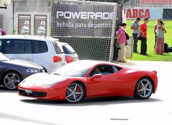 <p><strong>-Garajda Ferrari var ama?</strong></p>

<p>“Ferrari çok güzel araba ama onu fazla kullanmıyorum.” (Gülüyor)</p>
