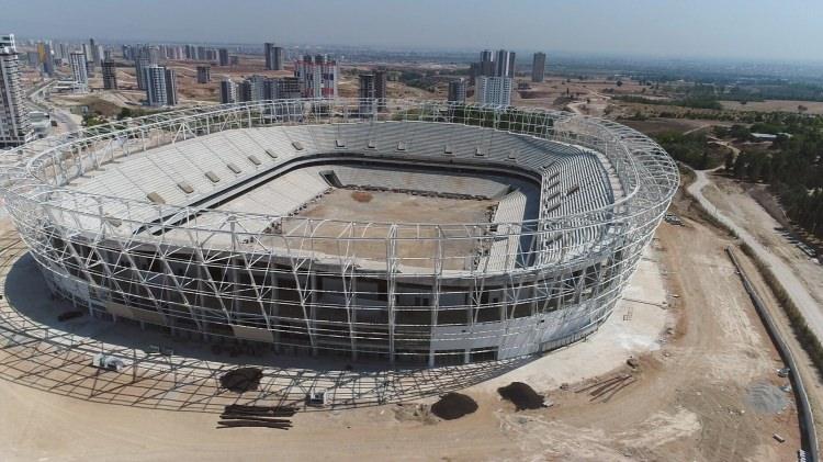 <p>Adana'da 33 bin kişi kapasiteli Adana Koza Stadı inşaatının yüzde 90 tamamlandığı, mayıs 2018'de geçici kabulünün yapılıp maçlara hazır vaziyete geleceği bildirildi.</p>
