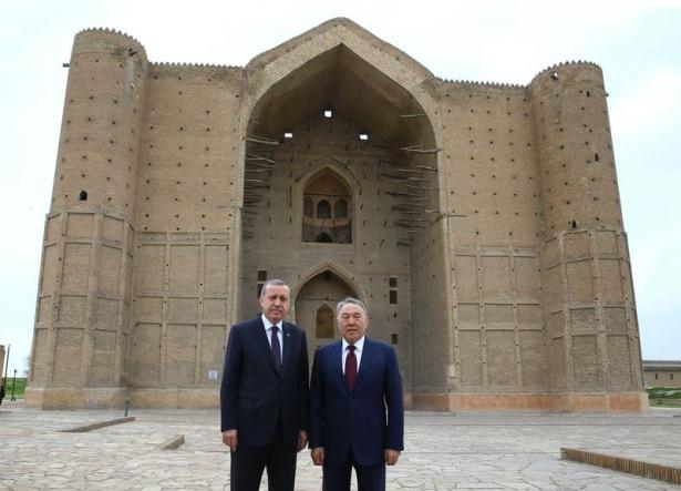 <p>Hoca Ahmet Yesevi Türbesi'ne gelen Erdoğan, Nazarbayev'le türbeyi gezdi ve yetkililerden bilgi aldı.</p>

<p> </p>
