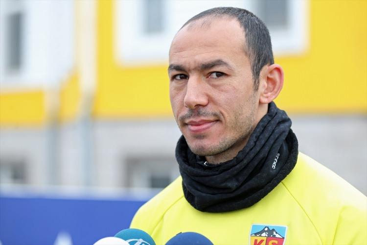 <p><strong>DÖNÜM NOKTASI</strong></p>

<p>"İlk profesyonel maçımda gol atmıştım. Petrol Ofisi'nde oynuyordum, 17 yaşındaydım. Benim için en büyük dönüm noktasıydı. Ancak buralara gelmemdeki dönüm noktası Ankaragücü formasıyla İstanbulspor'a attığım goldü. Son dakikalarda atmıştım. Kariyerim için dönüm noktası olmuştu."</p>
