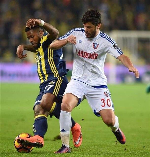 <p>BU SEFER ASİST YAPMADI, ATTI<br />
<br />
Fenerbahçe'nin Sunderland'den kiraladığı Hollandalı kanat oyuncusu Lens, sarı-lacivertli formayla ilk kez gol sevinci yaşadı. Bu sezon yaptığı asistlerle ön plana çıkan Lens, maçın 53. dakikasında Kardemir Karabükspor ağlarını havalandırdı.</p>
